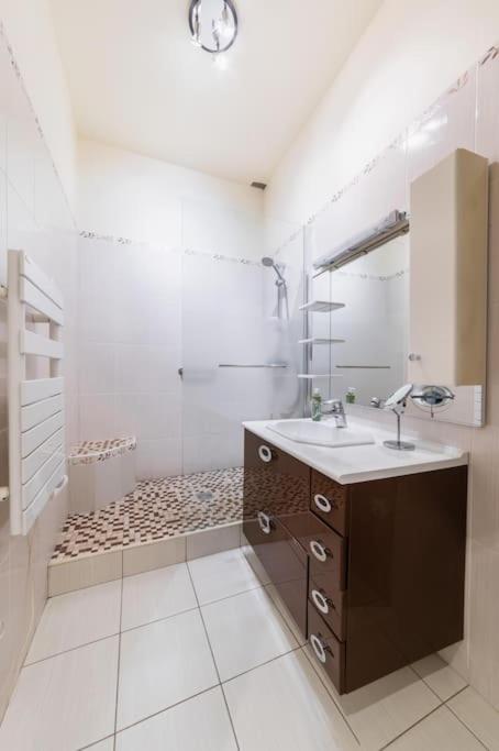 Haussmannian Apartment, Near Champs-Elysees Paris Luaran gambar